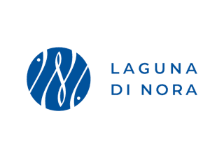 Logo Laguna di Nora, un cerchio con linee ondulate e il nome dell'azienda in grigio su sfondo nero