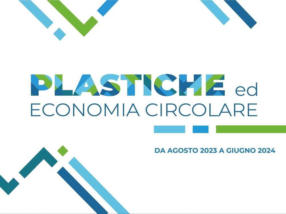 Logo che raffigura il titolo 'Plastiche ed Economia Circolare' con colori verdi e blu su sfondo bianco e date 'da agosto 2023 a giugno 2024'