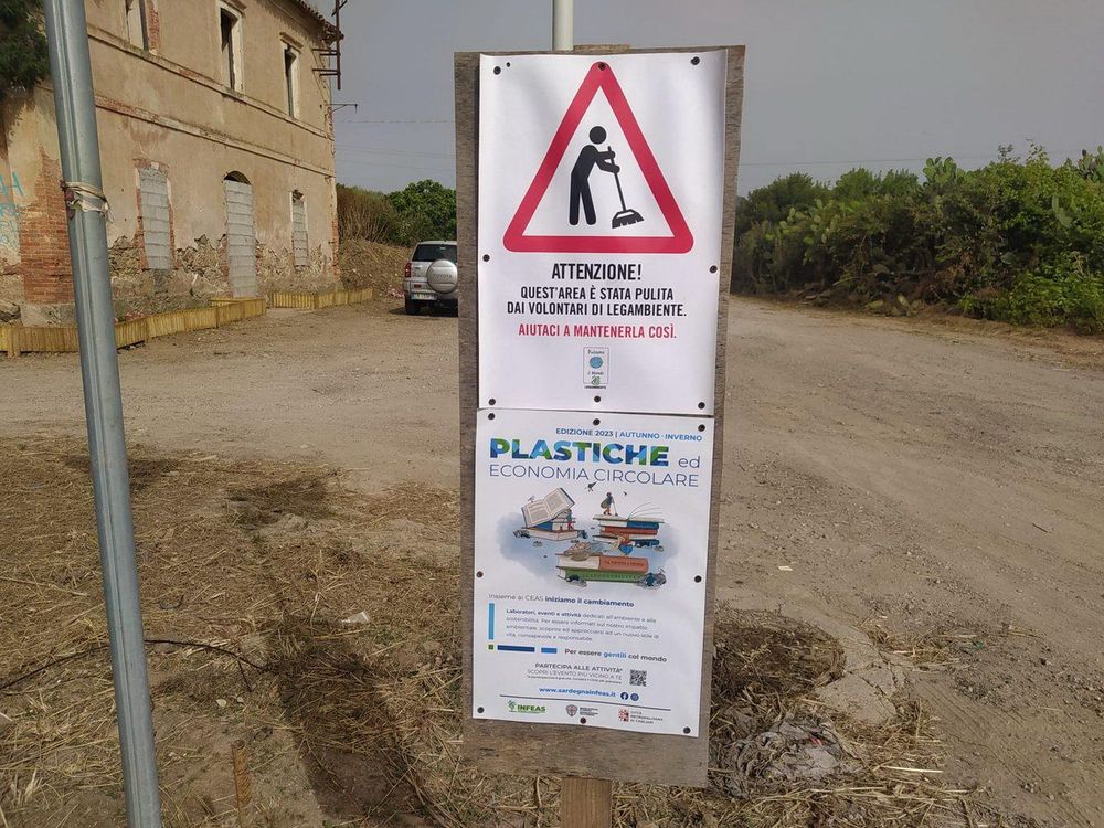 Cartellone stradale con messaggio di attenzione per la pulizia dell'area e promozione dell'economia circolare